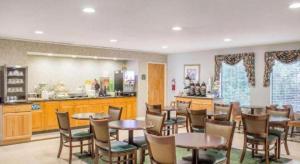 Ο χώρος του lounge ή του μπαρ στο Econo Lodge Raleigh near Walnut Creek Amphitheatre