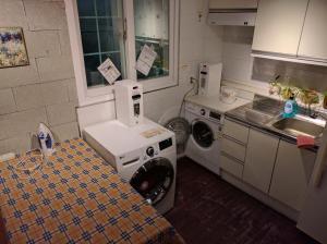 Kuchyň nebo kuchyňský kout v ubytování Backpackers In Yeosu + 37 fotografií