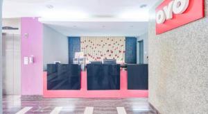 雅加达Collection O Manggis Inn的一家商店的景象，它的墙壁是粉红色的。