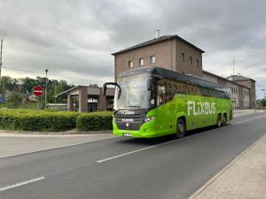 Zielony autobus jedzie ulicą w obiekcie Penzion Sokolov w mieście Sokolov