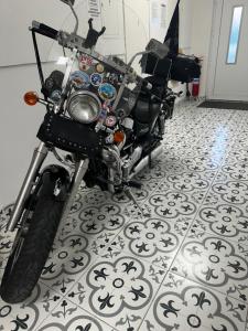 索科洛夫Penzion Sokolov的室内展示的摩托车 更多5张照片