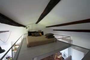1 dormitorio con 1 cama en el suelo de cristal en La Casetta Belvedere en Bracciano