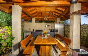 Κήπος έξω από το Villa Lemily with private pool by Villas Guide