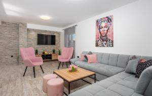 Μια τηλεόραση ή/και κέντρο ψυχαγωγίας στο Villa Lemily with private pool by Villas Guide