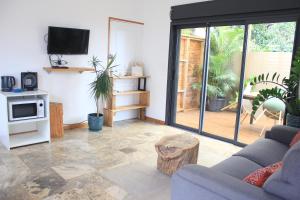 TV a/nebo společenská místnost v ubytování Rosea - Gayarticaz Reunion