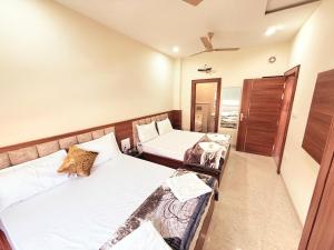 Voodi või voodid majutusasutuse Hotel Babylon Elegance near krishna janam bhoomi toas