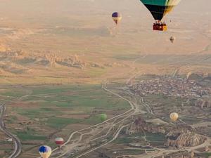 a group of hot air balloons flying in the sky at Karima house B in Al Aqālitah