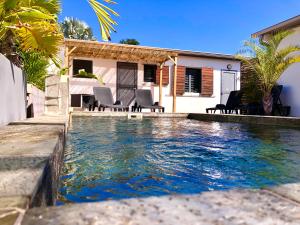 Bazén v ubytování Rosea - Gayarticaz Reunion nebo v jeho okolí