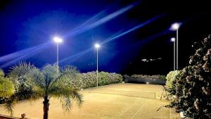 Εγκαταστάσεις για τένις ή/και σκουός στο Tenute Armani The Castle Live an Experience ή εκεί κοντά