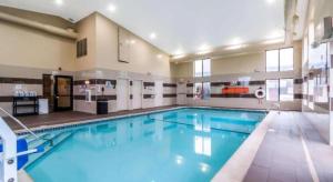 Πισίνα στο ή κοντά στο Spark by Hilton Ann Arbor South +14 φωτογραφίες