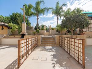 レイタニにあるSimplistic Apartment in Reitani near Lido Beachの柵のある階段とヤシの木のある階段