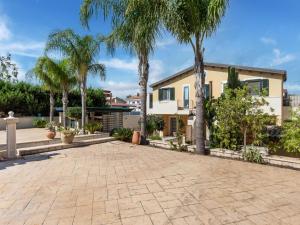 レイタニにあるSimplistic Apartment in Reitani near Lido Beachのヤシの木と中庭のある家