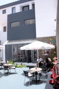 Un restaurante o sitio para comer en Prassa 3 Boutique Hotel