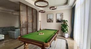 Τραπέζι μπιλιάρδου στο The Century Seaview Hotel