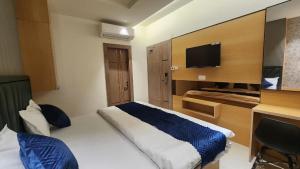 Et tv og/eller underholdning på Somnath Palace + 56 billeder