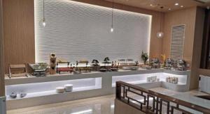 uma cozinha grande com uma janela grande e uma banheira grande em Vienna Hotel Harbin Central Avenue em Harbin