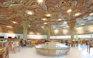 uma sala de jantar com mesa e cadeiras em The Buffalo Amphawa em Samut Songkhram