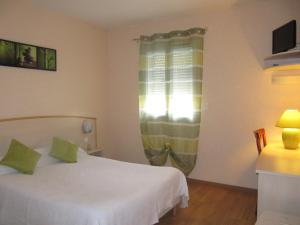 Кровать или кровати в номере Hôtel Le Colombier
