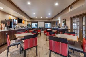 um restaurante com mesas e cadeiras e um balcão em Comfort Inn & Suites Geneva- West Chicago em Geneva