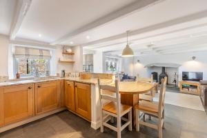 Køkken eller tekøkken på 3 Glendale Cottages + 10 billeder