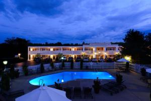 Πισίνα στο ή κοντά στο Port Inn and Suites Portsmouth, an Ascend Collection Hotel