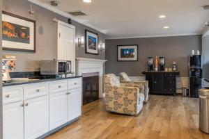 Η κουζίνα ή μικρή κουζίνα στο Port Inn and Suites Portsmouth, an Ascend Collection Hotel