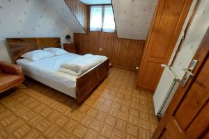 Ένα ή περισσότερα κρεβάτια σε δωμάτιο στο Sous l'Alpette en Chartreuse