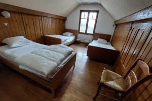 Ένα ή περισσότερα κρεβάτια σε δωμάτιο στο Sous l'Alpette en Chartreuse