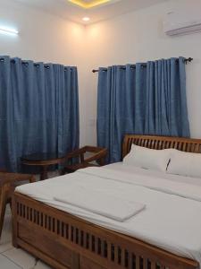 Una cama o camas en una habitación de The Paul Residence