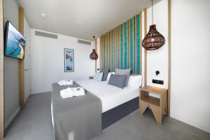 Ένα ή περισσότερα κρεβάτια σε δωμάτιο στο HOVIMA Suites Costa Adeje +45 φωτογραφίες