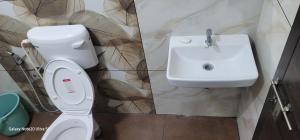 un baño con inodoro y lavabo en The Paul Residence, 