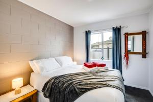 Ένα ή περισσότερα κρεβάτια σε δωμάτιο στο Cozy on Clive - Hastings Holiday Home