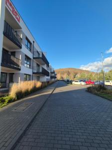 una calle vacía frente a un edificio en Apartament Leśny Zakątek, en Reda