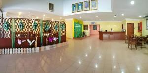 um lobby de um hospital com uma sala de espera em Lipis Plaza Hotel em Kuala Lipis