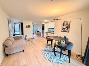 施特拉尔松德Apartments an Sankt Jacobi的客厅里有一张桌子和一张沙发