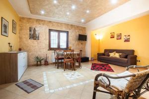 a living room with a couch and a table at B&B La Rosa dei Venti in Acri