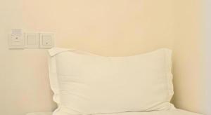 cuscino bianco posto sopra un letto di Place2Stay @ The Mines a Serdang Altre 141 foto