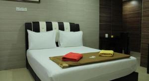 Giường trong phòng chung tại Serdang Business Hotel