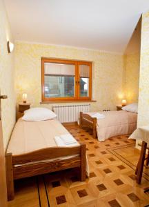 a bedroom with two beds and a window at U Gabryla in Biały Dunajec