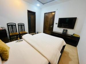 Una televisión o centro de entretenimiento en Hotel in Multan