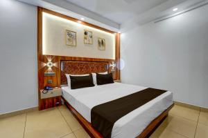 Una cama o camas en una habitación de Townhouse Cochin Airport Formerly Skyluxe