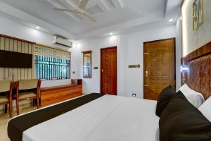 Una cama o camas en una habitación de Townhouse Cochin Airport Formerly Skyluxe 26 fotos más