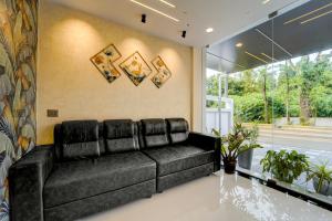 Un lugar para sentarse en Townhouse Cochin Airport Formerly Skyluxe