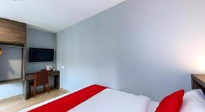 una habitación de hotel con una cama y un televisor en Sunlight Hotel Kulai, en Kulai