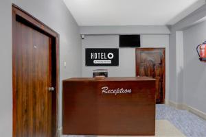 MancheshwarHotel O Palasuni Bridge Bhubaneswar Formerly Ganpat的一间设有前台和门的酒店客房