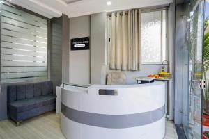 Un televizor și/sau centru de divertisment la Townhouse Shri Mahakaleshwar Jyotirlinga Ujjain Formerly Hotel Shikhar Darshan