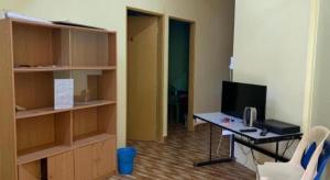 Zimmer mit einem Schreibtisch und einem Computer in einem Zimmer in der Unterkunft SPOT ON 89986 P&p Inn in Tambunan