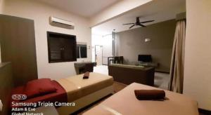 TV a/nebo společenská místnost v ubytování OYO Home 90416 Exclusuites