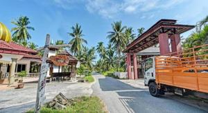 Kampong Sungai DuaOYO 90278 Redzwan's Beach Resort的停在大楼前的卡车