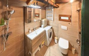 Phòng tắm tại Stunning Home In Velika Jamnicka With Sauna